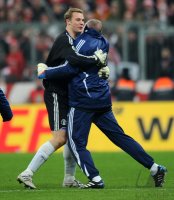 Fussball DFB Pokal 10/11 : JUBEL  nach dem Sieg mit Torwart Manuel Neuer, Torwart Mathias Schober (v. li., FC Schalke 04)