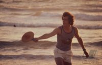 Fussball 1. Bundesliga Saison 1974/1975: Beckenbauer spielt Softball am Strand.