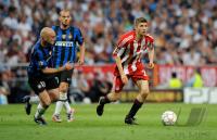Fussball Champions League Finale: Thomas Mueller (re, FCB) gegen Esteban Matias Cambiasso Deleau (li, Inter)