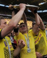Fussball 1. Bundesliga : Marcel Schmelzer (Borussia Dortmund) jubel mit Schale