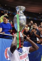 Fussball Europameisterschaft 2016 Finale: JUBEL Eder (Portugal) mit Pokal