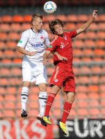 Fussball Regionalliga Sued 2011/2012: Marcel Titsch Rivero (li, Eintracht Frankfurt II)  gegen  Fabian Huerzeler (FC Bayern II)