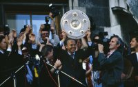 Fussball 1. Bundesliga 1993/1994: Trainer Beckenbauer (FC Bayern Muenchen) mit Schale