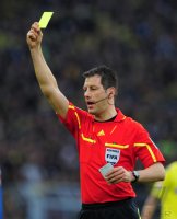 Fussball: 1. Bundesliga Saison 2010/2011: Schiedsrichter Wolfgang STARK zeigt Gelb