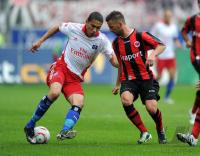 Fussball 1. Bundesliga : Paolo Guerrero (li, Hamburger SV)  gegen Benjamin Koehler (re, Eintracht Frankfurt)