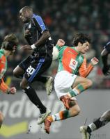 Fussball 1. Bundesliga: Bremen - Hamburg, Zweikampf