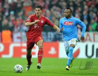 Fussball CHL  Saison 2011/2012:  Mario Gomez (li, FC Bayern Muenchen) gegen Juan Zuniga (SSC Neapel)