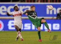 Fussball 1. Bundesliga  Saison 2010/2011:  Arthur Etienne Boka (li, VfB Stuttgart)  gegen Aaron Hunt (re, SV Werder Bremen)