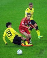 Fussball 1. Bundesliga, Saison 2011/2012: Shinji Kagawa (li, Borussia Dortmund) gegen Philipp Lahm (Mitte, FC Bayern Muenchen) gegen Mario Goetze (Borussia Dortmund)