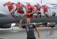 Fussball Audi Football Summer Tour USA 2016 FC Bayern Muenchen; Franck Ribery mit FCB Flieger