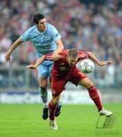 Fussball CHL  Saison 2011/2012:  Gareth Barry (li, Manchester City) gegen Bastian Schweinsteiger (FC Bayern Muenchen)