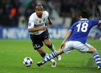 Fussball CHL  Saison 2010/2011: Maicon (li, Inter Mailand) gegen Jose Manuel Jurado (re, FC Schalke 04)