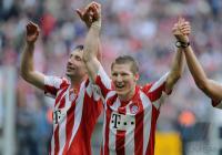 Fussball 1. Bundesliga : JUBEL  Van Bommel und Schweinsteiger  (FC Bayern Muenchen)