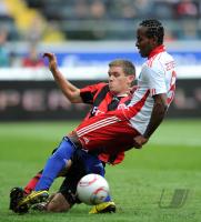 Fussball 1. Bundesliga : Sebastian Jung (li, Eintracht Frankfurt) gegen Ze Roberto (re, Hamburger SV)