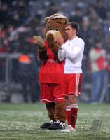 Fussball DFB Pokal : Philipp Lahm  (FCB) mit Maskottchen Bernie