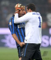 FUSSBALL International SERIE A 2011/2012: Walter Samuel (li.) umarmt Torwart Julio Cesar (Inter Mailand)