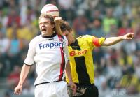 Fussball 1. Bundesliga: Dortmund - Frankfurt, Zweikampf