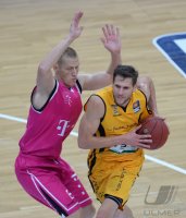 Basketball 1. Bundesliga 13/14:  Walter Tigers Tuebingen - Telekom Baskets Bonn