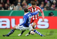 Fussball DFB Pokal 10/11 : Christoph Metzelder (li, FC Schalke 04) gegen Mario Gomez (re, FC Bayern Muenchen)