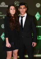 Fussball, 1. Bundesliga Saison 2012/2013: Oezkan Yildirim posiert mit seiner Begleitung