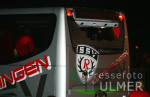 Fussball 2. Bundesliga: Koeln - Reutlingen, Zerschlagene Scheibe am Manschaftsbus