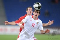 Fussball International EM 2012-Qualifikation:  Stephan LICHTSTEINER  (li, Schweiz) gegen Gareth Bale (re, Wales)