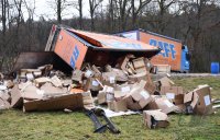 UNFALL auf der L 385 Ofterdingen - Dettingen: Ein LKW kippt Diesel droht in den Katzenbach zu laufen