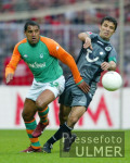 Fussball 1. Bundesliga: Bremen - Hannover, Zweikampf