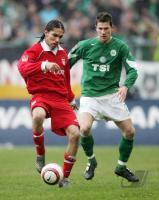 Fussball 1. Bundesliga: Wolfsburg - Bayern, Zweikampf