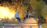 1. Fussball Bundesliga: SV Werder Bremen Fans in der Fankurve mit Bengalischem Feuer