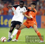 Fussball Testspiel: Niederlande - Deutschland, Zweikampf