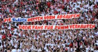 Fussball 1. Bundesliga : Fankurve vom FC Bayern Muenchen mit einem Banner gegen den TSV 1860 MUENCHEN