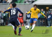 FUSSBALL INTERNATIONAL: Yasuyuki KONNO (li, Japan) gegen NEYMAR (Brasilien)