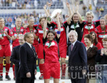 DFB Pokal Finale der Damen: Frankfurt - Potsdam, HINGST mit Pokal