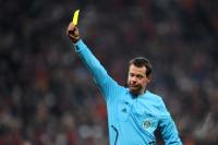 Fussball 1. Bundesliga : Schiri Markus Schmidt zeigt die Gelbe Karte