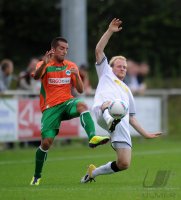 Fussball 1. Bundesliga : Tayfun Pektuerk (li, Greuther Fuerth) gegen Tobias Levels (re, Borussia Moenchengladbach)