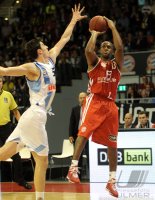 1. Basketball  Bundesliga : Curtis L. Jerrels (li, Uelker) gegen Je Kel Foster (FC Bayern Muenchen)