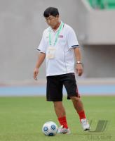 FUSSBALL INTERNATIONAL: Trainer Kim Jong Hun (Nordkorea)