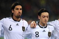 Fussball Deutsche Nationalmannschaft : (v. li.) Sami KHEDIRA, Mesut OEZIL (Deutschland)