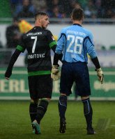 Fussball 1. Bundesliga :  Marko Arnautovic (li, SV Werder Bremen)  und Torwart Max Gruen (Greuther Fuerth)