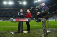 Fussball CHL&Atilde; Saison 12/13:   Trainer Jupp Heynckes (li, FC Bayern Muenchen) mit TV Moderatorin Jessica Kastrop