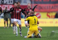 2. Fussball Bundesliga: (v. li.) FCI JUBEL nach dem Tor zum 1:0 von Stefan Leitl mit Torwart Sascha Kirschstein