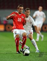 FUSSBALL NATIONALMANNSCHAFT: Jakob JANTSCHER (li, Oesterreich) gegen Stephan LICHTSTEINER (re, Schweiz)