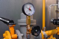 Schmuckbild Energiekrise: Gasleitung, Gasdruckanzeige