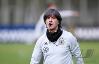 Fussball Training Deutsche Nationalmannschaft in Stuttgart: Trainer Joachim Loew (Deutschland)