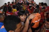 FUSSBALL WM 2014, Gruppenphase: Chile Fans stuermen das Maracana