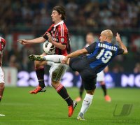 FUSSBALL International Serie A 2012/2013: Montolivo Riccardo (li, AC Mailand) gegen Esteban Cambiasso (Inter Mailand)