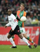Fussball 1. Bundesliga: Bremen - Moenchengladbach, Zweikampf