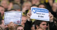 Fussball 1. Bundesliga, Saison 2011/2012: FC Schalke 04  Fankurve mit einem Zetter DIESE PERSON HASST DEN S04 und eine GEDENKANZEIGE gegen den FC BAYERN MUENCHEN