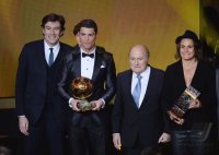 Fussball International  FIFA Ballon d Or 2013: Sieger Cristiano Ronaldo (Portugal) und Siegerin Nadine Angerer (Deutschland)